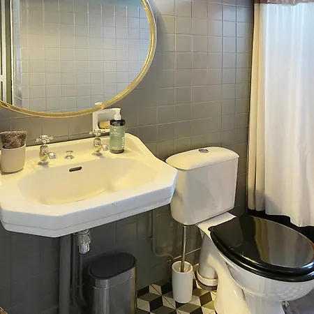 La Maison Des Rues Pavées Avec Jardin By La Boîte En *