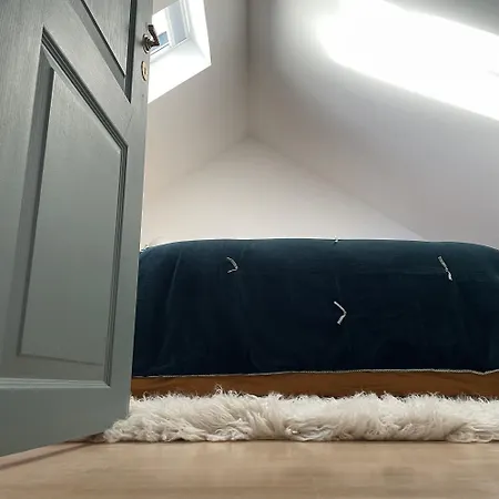 La Maison Des Rues Pavées Avec Jardin By La Boîte En *