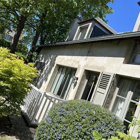 La Maison Des Rues Pavées Avec Jardin By La Boîte En *